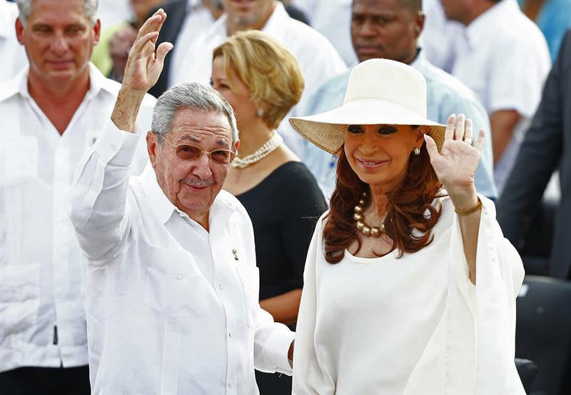 Cristina Fernández, la única dama de blanco a la que se le permitió acercarse al Papa