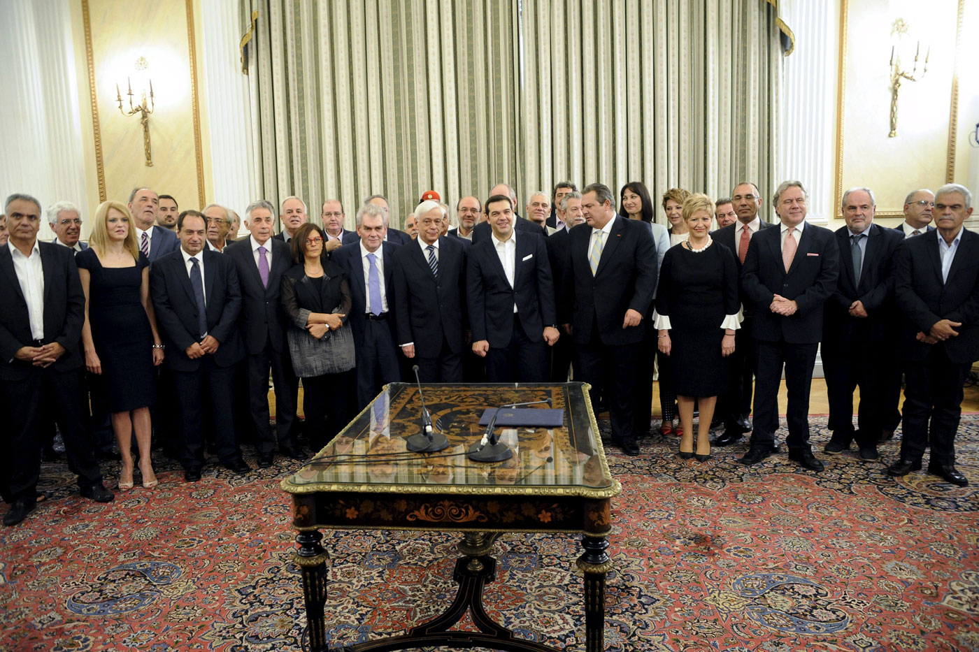 Gabinete griego presta juramento con pocas caras nuevas