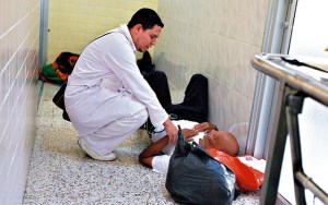 Pacientes son atendidos en el piso por falta de camillas en Hospital de Monagas