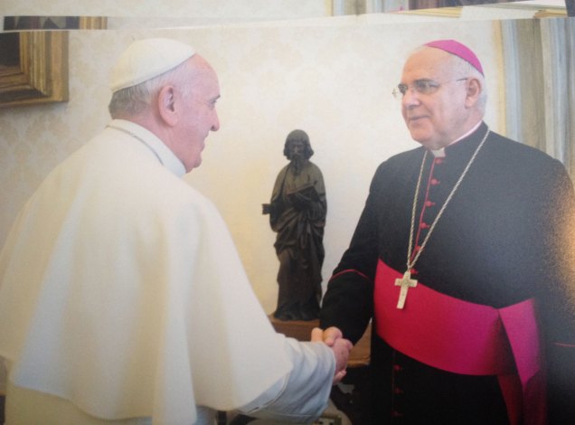Monseñor Mario Moronta saluda al Papa Francisco