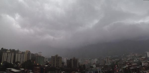 Fuertes precipitaciones azotan Caracas (FOTOS)