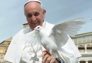 Aseguran que el papa Francisco ya hace milagros (Video)