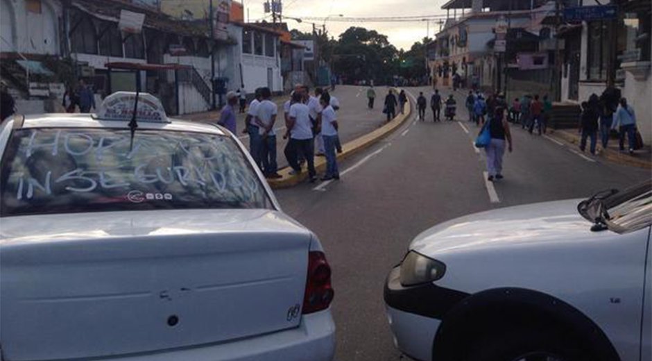 Reportan protesta de taxistas en El Hatillo