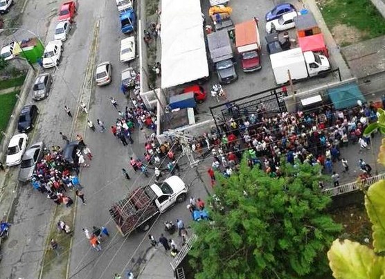 Sábado de… ¡hacer colas para comprar lo que se consiga! #10Oct (Fotos)