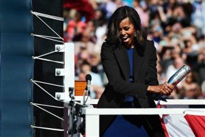Michelle Obama bautiza el submarino de la Marina Illinois