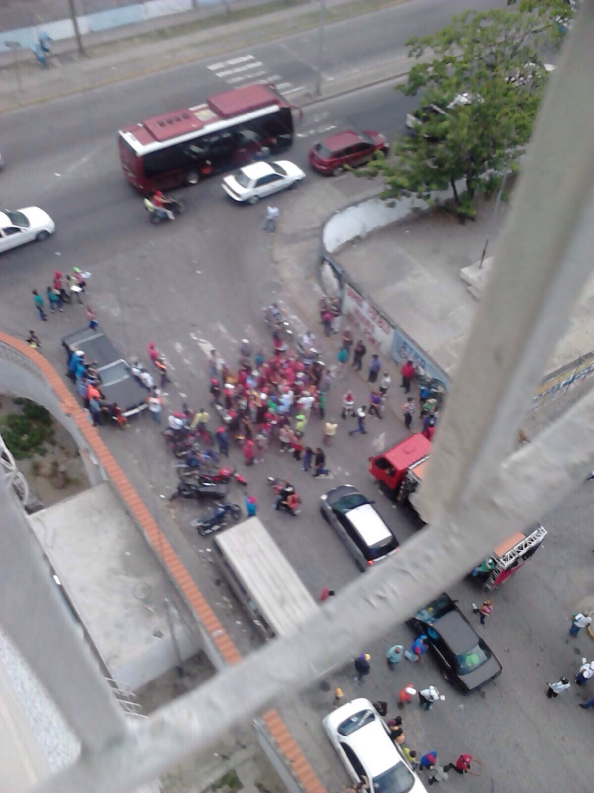 “El Potro” y Blanca Eekhout caminaron solos y caceroleados en Guarenas (FOTOS)