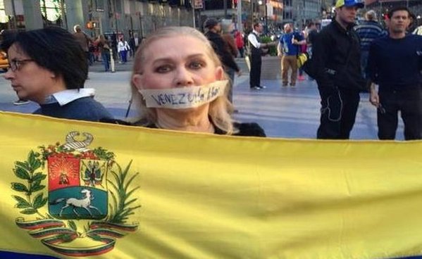 Detenida activista acusada de fraude en EEUU cuando intentaba huir a Caracas