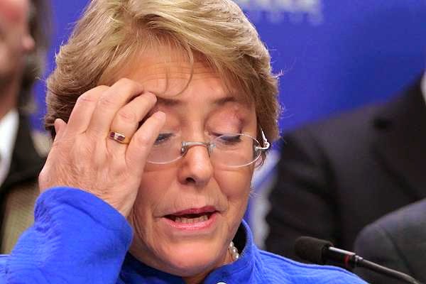 Aprobación hacia gestión de Michelle Bachelet baja al 24 %, según encuesta