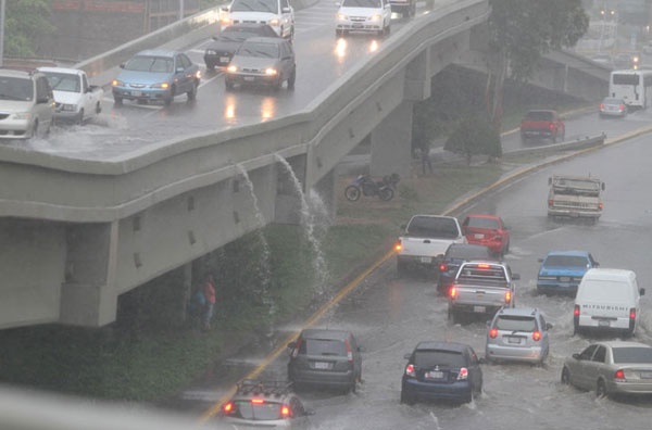 Fuerte aguacero inundó cuatro zonas de Maracaibo
