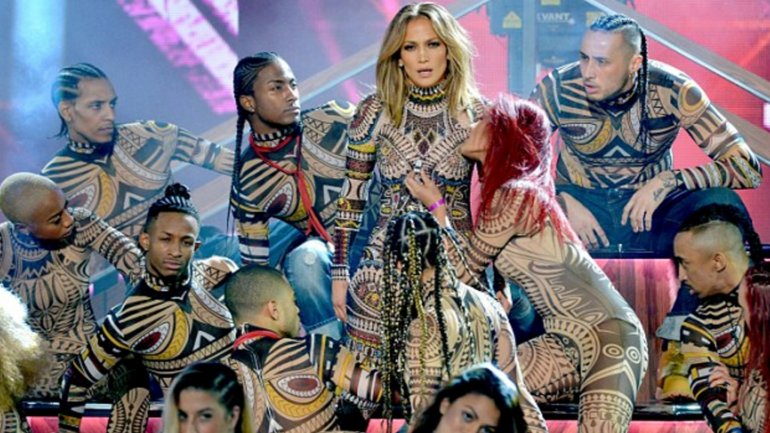 ¡Detallazo! Bailarina de JLo quedó con el trasero al aire en pleno show de los AMA´s