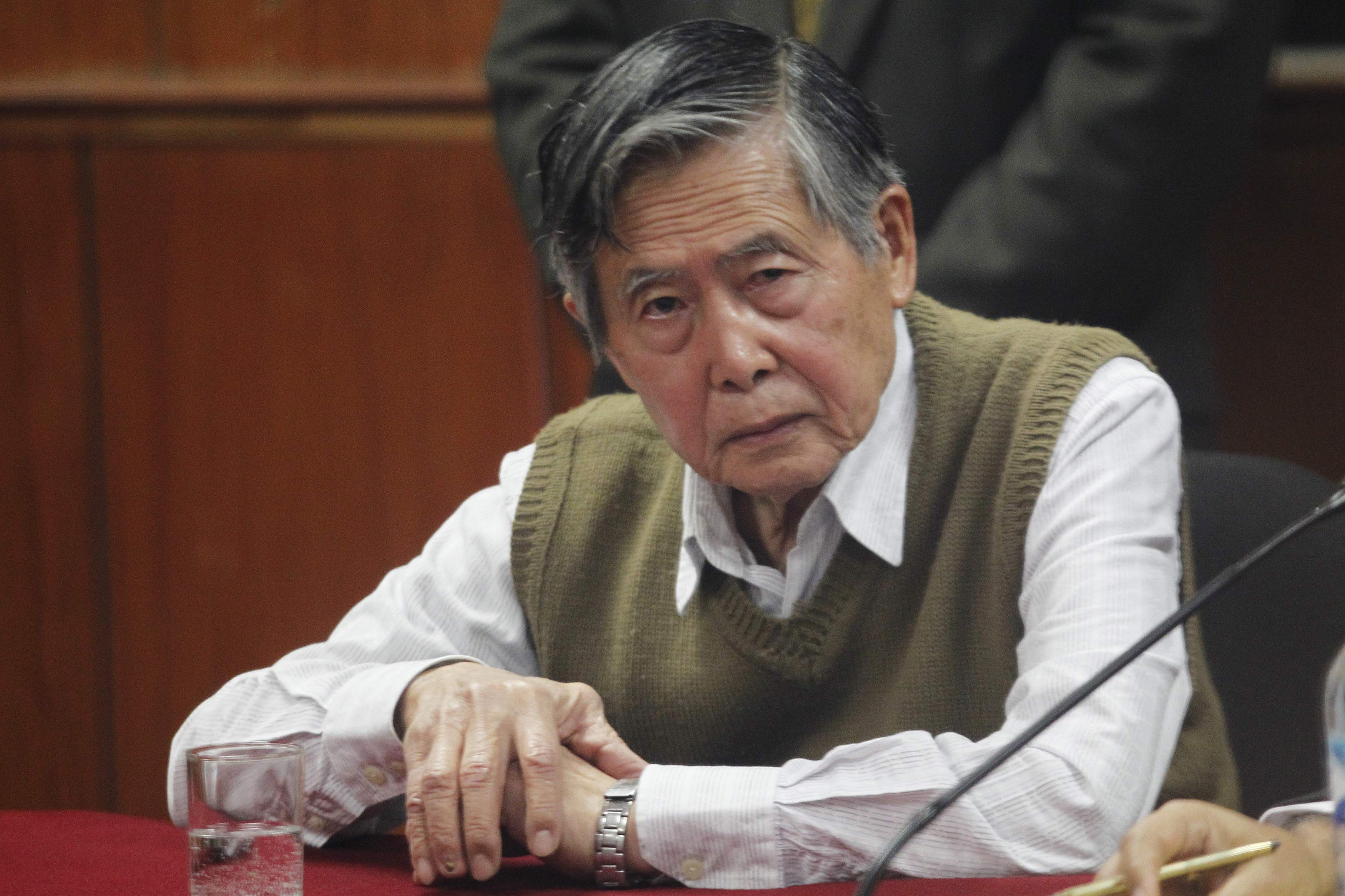 Fujimori es internado en una clínica por caída de su presión arterial