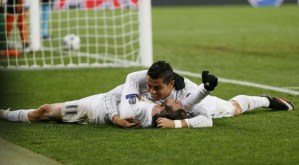 El polémico abrazo entre Cristiano y Bale en la Champions (FOTO)