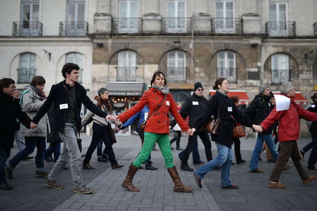 Cadena humana en París denuncia el “estado de emergencia climático”