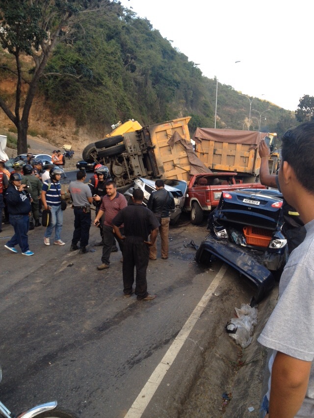 Impresionante accidente en la Panamericana sin fallecidos (FOTOS)