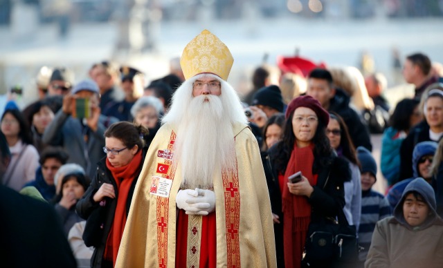 Wolfgang Georg Kimmig-Liebe de Alemania lleva vestidura papal y una barba de Papá Noel como él está entre los fieles antes del inicio de la audiencia semanal dirigido por Francisco en la Plaza de San Pedro en el Vaticano, 2 de diciembre de 2015. REUTERS / Alessandro Bianchi