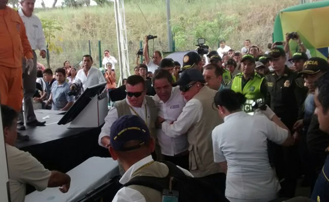 Vicepresidente colombiano sufre desmayo en acto público