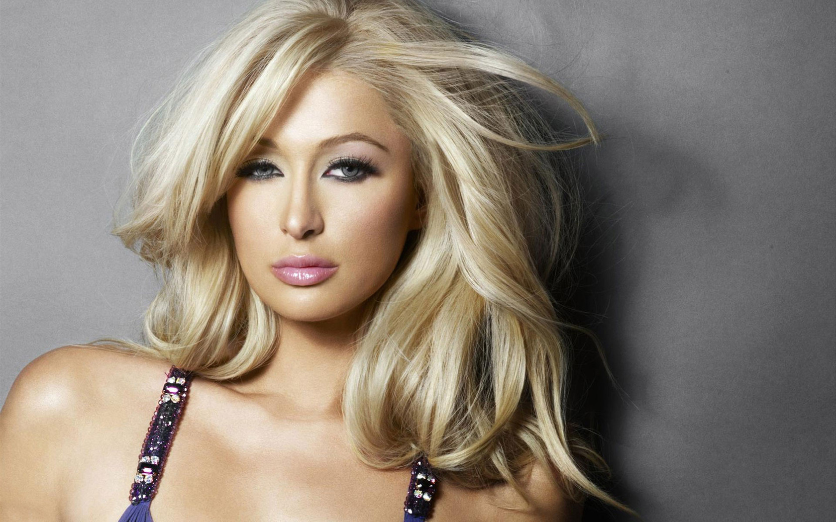 Paris Hilton intenta imitar a Kim Kardashian mostrando sus nalgas en la revista “Paper”