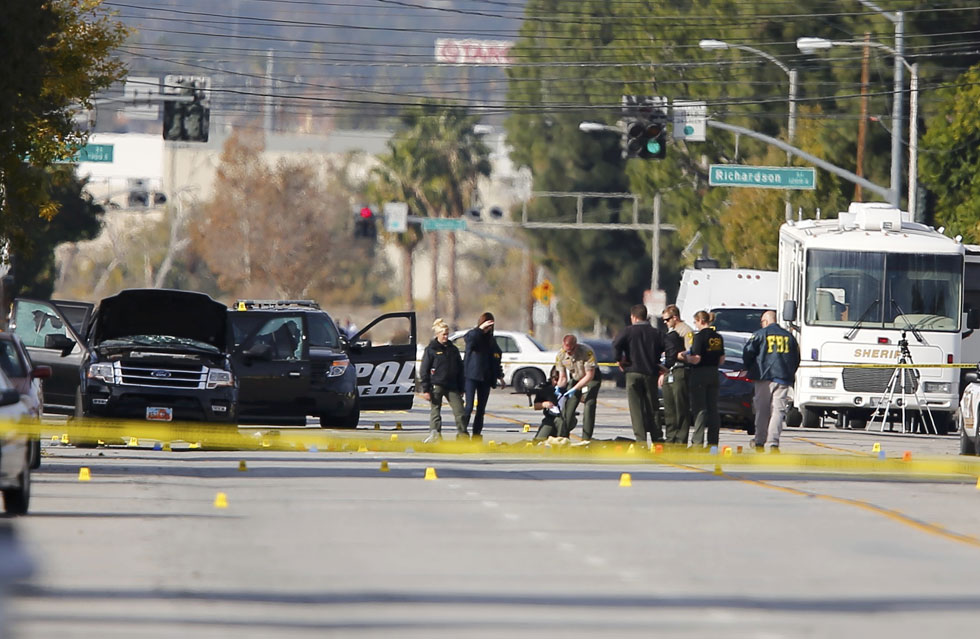 Miedo y desconfianza: La vida ha cambiado en la ciudad de los atacantes de California