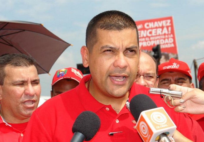 Chavistas eligen a este diputado y él les deja el pelero