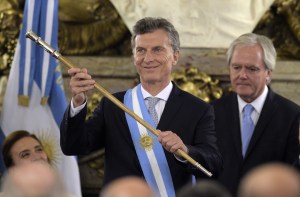 Macri recibe el bastón de mando y banda presidencial en la Casa Rosada