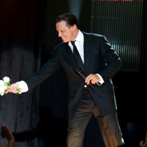 Luis Miguel regaló voz, talento y rosas en el Miami Arena de Miami