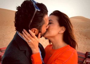 Un enorme rubí, un beso y unas dunas: Eva Longoria anuncia boda con José A. Bastón