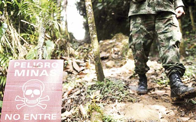 Un soldado muerto y dos heridos tras caer en campo minado en Colombia