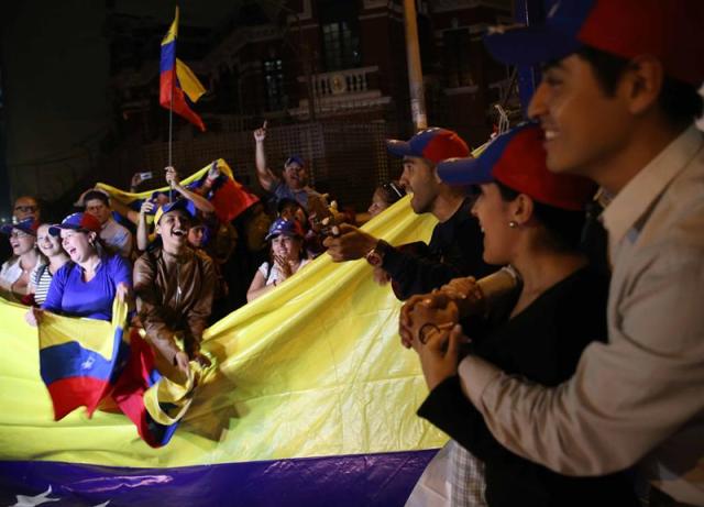 Un centenar de manifestantes venezolanos se reúnen hoy, martes 05 de enero de 2016, frente a la embajada de Venezuela en Lima (Perú), para celebrar, entre arengas y vivas, la instalación de la Asamblea Nacional ahora en manos de la oposición. Los venezolanos llegaron a la embajada portando banderas y entonaron canciones típicas de su país para celebrar la instalación del Parlamento con mayoría opositora por primera vez en 17 años. EFE / Ernesto Arias