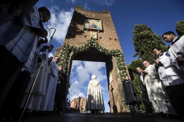 El cardenal Agostino Vallini, cardenal vicario de Roma, oficia la apertura de la Puerta Santa del Santuario de Nuestra Señora del Divino Amor en Roma (Italia) hoy, 6 de enero de 2016. Cristianos de todo el mundo celebran hoy la festividad de la Epifanía. EFE/Angelo Carconi