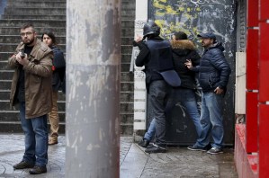 El hombre abatido en París llevaba un falso cinturón de explosivos