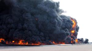 Siete depósitos arden en puertos petroleros libios, aún bajo asedio de Estado Islámico