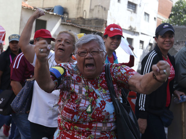 El anunciador gritaba “viva Maduro”, Nicolás tiraba besos y en menos de un minuto se fue la gente