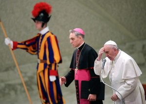 El Papa ofrece hospedaje a mujer que dio a luz por la calle cerca a San Pedro