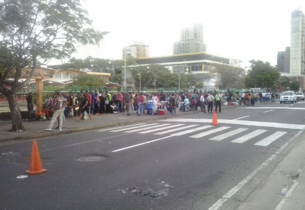 Cola en Bicentenario de Puerto Ordaz amaneció militarizada (Foto)