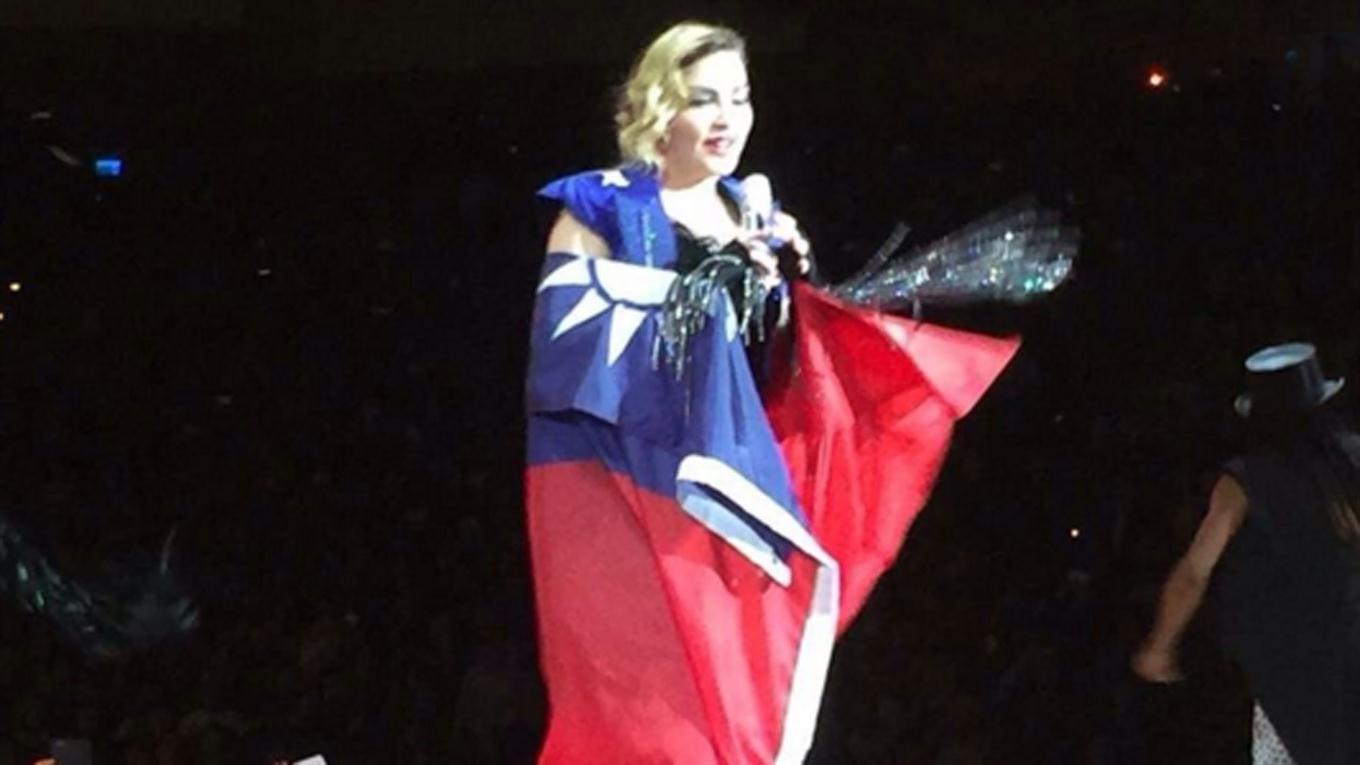 Madonna se envolvió en la bandera taiwanesa y causó un escándalo internacional