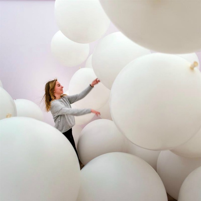 Una joven juega con globos gigantes dentro de la instalación artística "Homenaje para Dylaby", incluida en la exposición "Priere de toucher - El tacto del arte" que acoge el Museo Tinguely en Basilea, Suiza, hoy, 11 de febrero de 2016. La exposición abrirá sus puertas del 12 de febrero al 16 de mayo. EFE/Georgios Kefalas