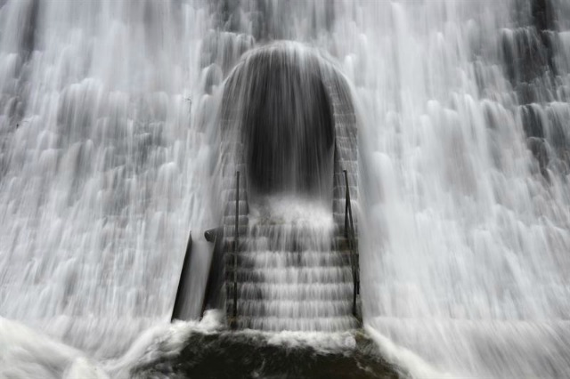  Una cascada de agua por el desbordamiento de la esculsa de Diemeltal cae sobre una puerta en el muro en Diemelsee, Alemania, hoy, 11 de febrero de 2016. El deshielo es el causante de la subida del nivel de agua debido a las templadas temperaturas y a las lluvias. EFE/Uwe Zucchi