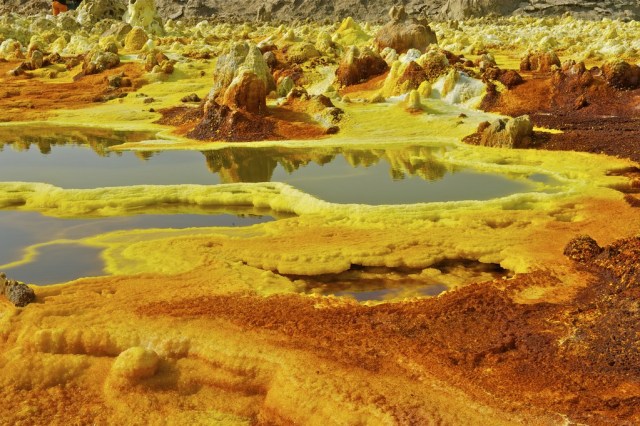 Si buscas el infierno, no busques más. La depresión de Danakil es uno de los lugares más calientes de la tierra. La cuenca, a 328 pies bajo el nivel del mar, está llena de rocas rojas, campos de azufre, y los depósitos de sal. Cuenta con temperaturas que pueden ir desde los 35 ° C (95 ° F) a 62 ° C (145 ° F).