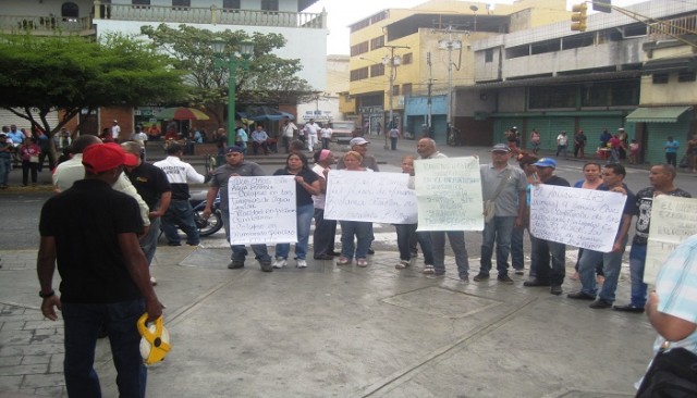 Protestan ante la Alcaldía de Lander por falta de agua y acumulación de basura