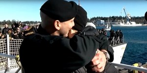 ¡Polémica! Dos marinos canadiense impactan al mundo al besarse en público