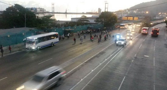 En La Guaira, también protestan por falta de transporte público