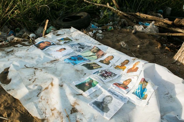  Fotografía de un cartel con imágenes de los mineros desaparecidos luego que miembros de la Fuerza Armada Nacional Bolivariana (FANB) dispersaran una manifestación de familiares reclamando su regreso hoy, jueves 10 de marzo de 2016, en la localidad de Tumeremo en el estado Bolívar (Venezuela). EFE/STR