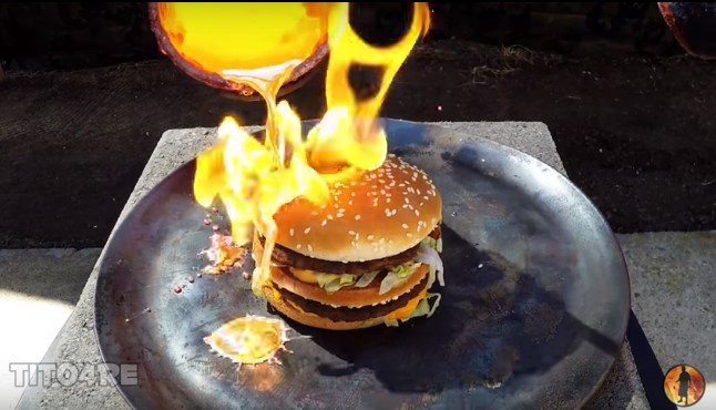 ¿Sabes qué sucede cuando viertes cobre fundido sobre un Big Mac?