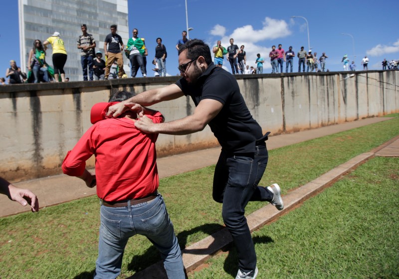 Piden en Sao Paulo renuncia de Rousseff durante la toma de posesión de Lula