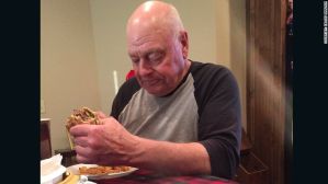 ¿Recuerdas al abuelo al que sus nietos dejaron cenando solo? Mira la sorpresa que le dieron (fotos)