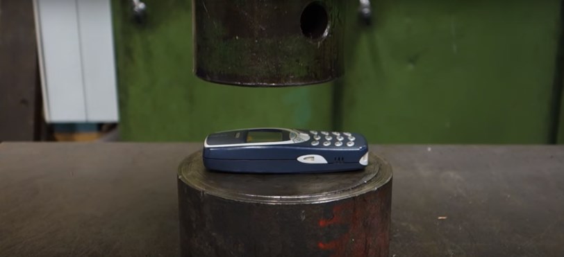 ¿Podrá un Nokia 3310 sobrevivir a la presión de una prensa hidráulica? (video)