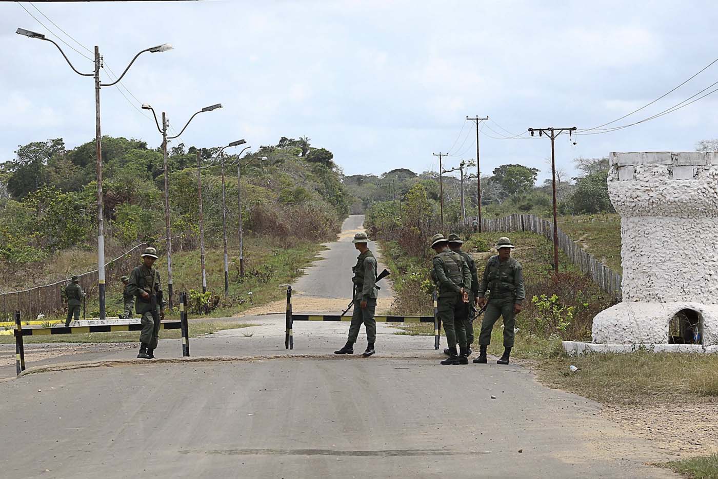 Mineros denuncian militarización y vejámenes en minas a un mes de la masacre de Tumeremo