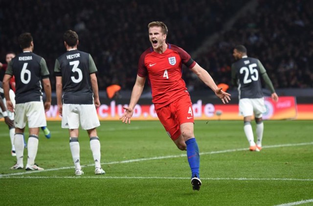 Eric Dier, de Inglaterra, celebra su gol ante Alemania durante el partido amistoso entre ambas selecciones en Berlín. EFE