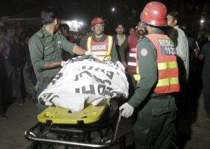 Sube a 72 la cifra de muertos por atentado en Pakistán