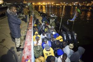 Guardacostas interceptan a 600 migrantes en embarcaciones en Libia